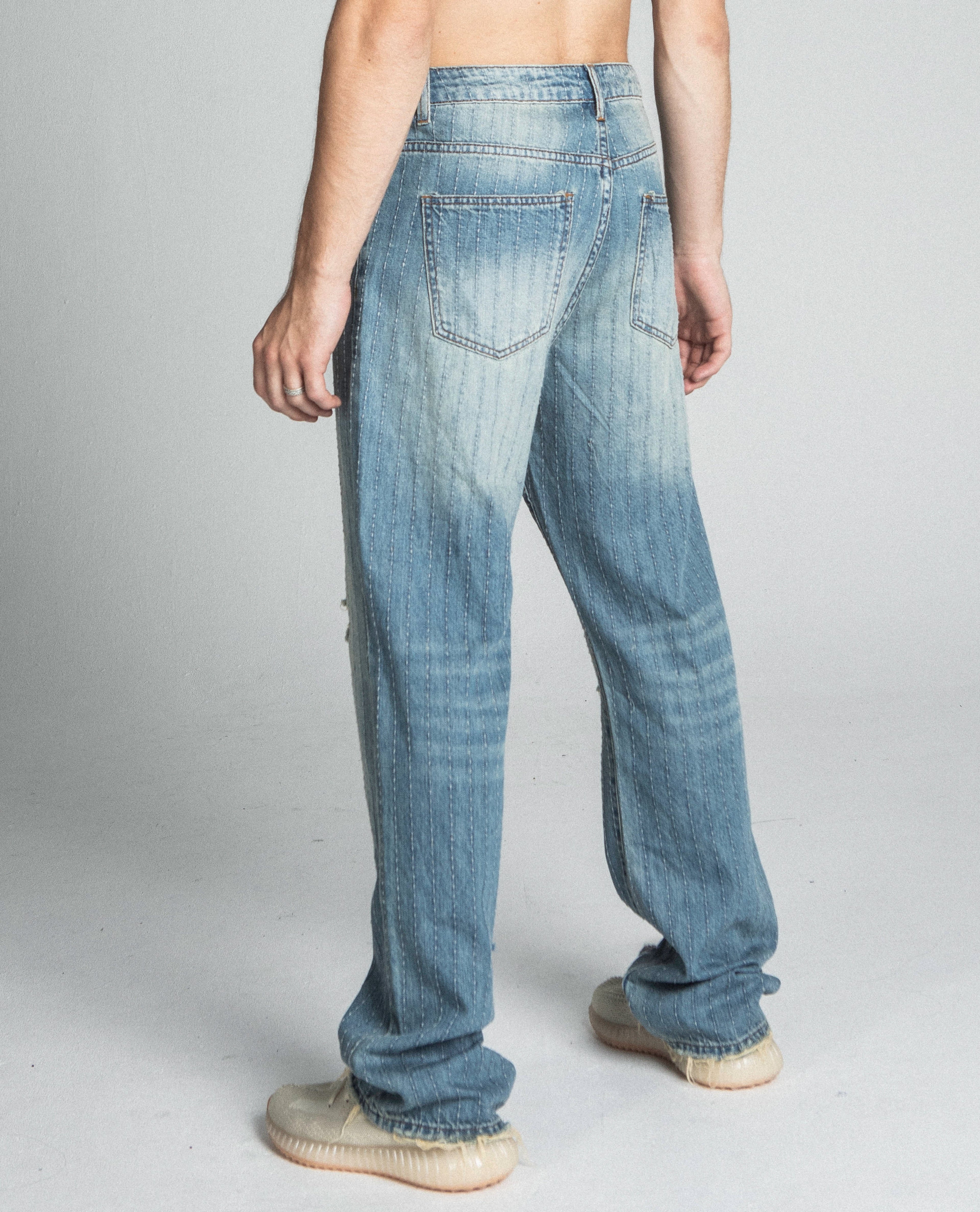 AJ02L RIPPED BLUE THREAD LOOSE JEANS